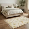 Tapis Azilal ivoire aux motifs safran installé dans une chambre contemporaine