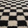 Texture dense du tapis Beni Mrirt à carreaux noirs et blancs