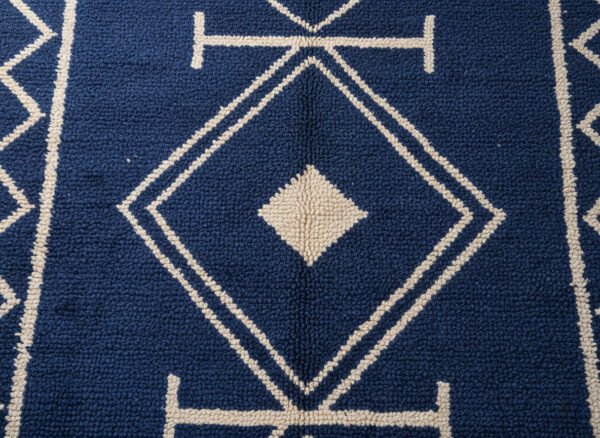 tapis-beni-ouarain-diamant-indigo-6 Vue rapprochée du diamant central et des bordures en zigzag du tapis