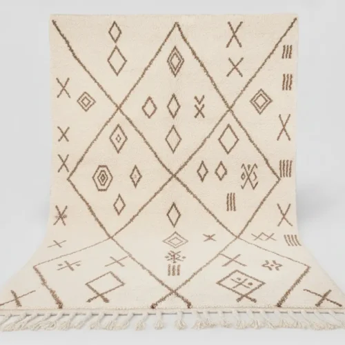 Vue complète du tapis Beni Ouarain Écriture de l’Atlas ivoire et brun