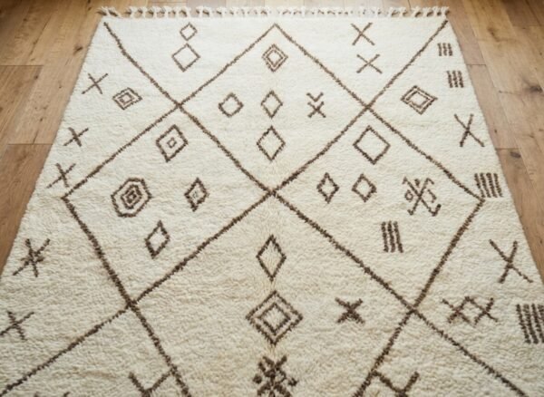 tapis-beni-ouarain-ecriture-atlas-6 Vue en perspective des grands losanges et symboles du tapis ivoire