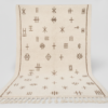 Tapis Beni Ouarain Signes Taupe sur Ivoire – vue complète avec bordure et franges