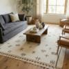 Tapis Beni Ouarain ivoire et taupe installé dans un salon lumineux