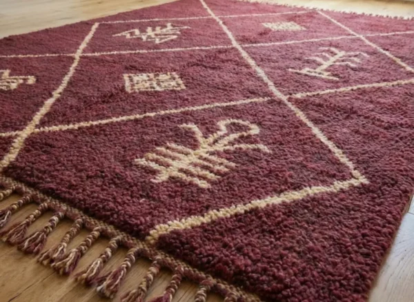 tapis-beni-ouarain-symboles-nomades-bordeaux-08 Vue rapprochée du tapis Beni Ouarain bordeaux avec ses franges bicolores